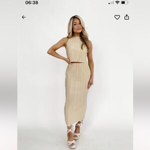 Chic Sleeveless Gold Midi Dress